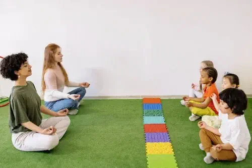 Imagen de clase de yoga para niños